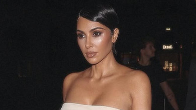 Прозора смужка на грудях та фактурне максі: Кардашян у Парижі повторила культовий лук Margiela з 90-х