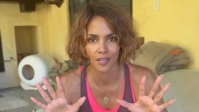 59-річна Холлі Беррі похизувалася м'язистим тілом у топі та лосинах. Фото