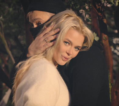 Гросу у кліпі з коханим у балаклаві оголосила, що стане мамою вперше