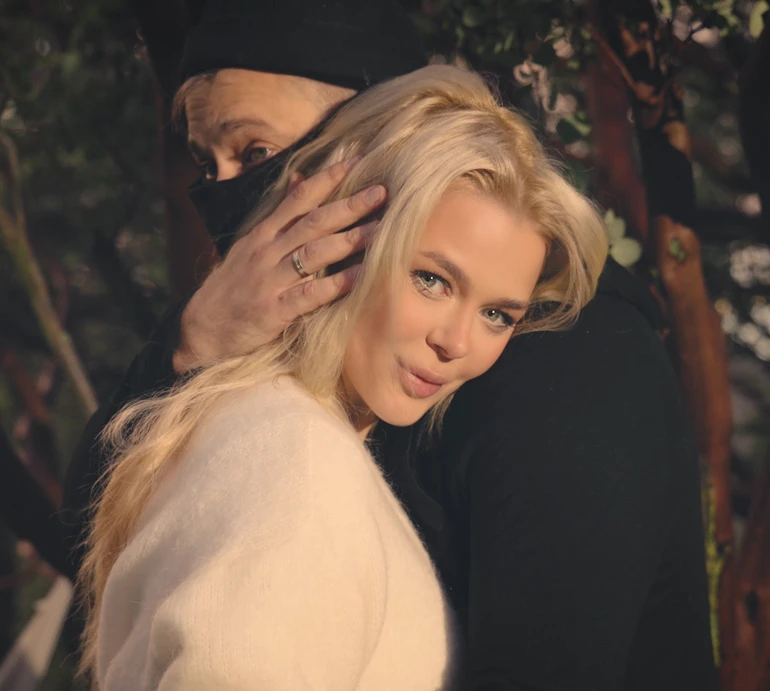 Гросу повідомила про вагітність кліпом із коханим у балаклаві. Відео