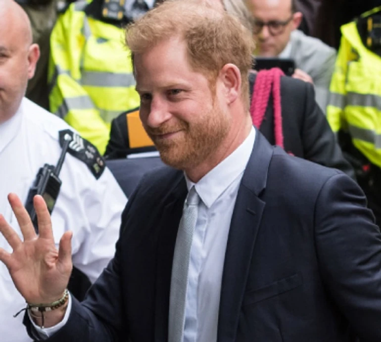 Це вам не Бейонсе з тещею дивитись: принц Гаррі звеселився на футбольному матчі без Меган Маркл. ВІДЕО