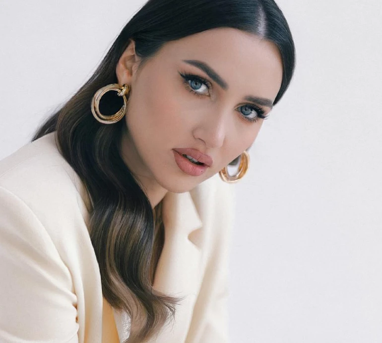 Різатдінова в чорному міні та чоботах показала неспортивну себе на кухні