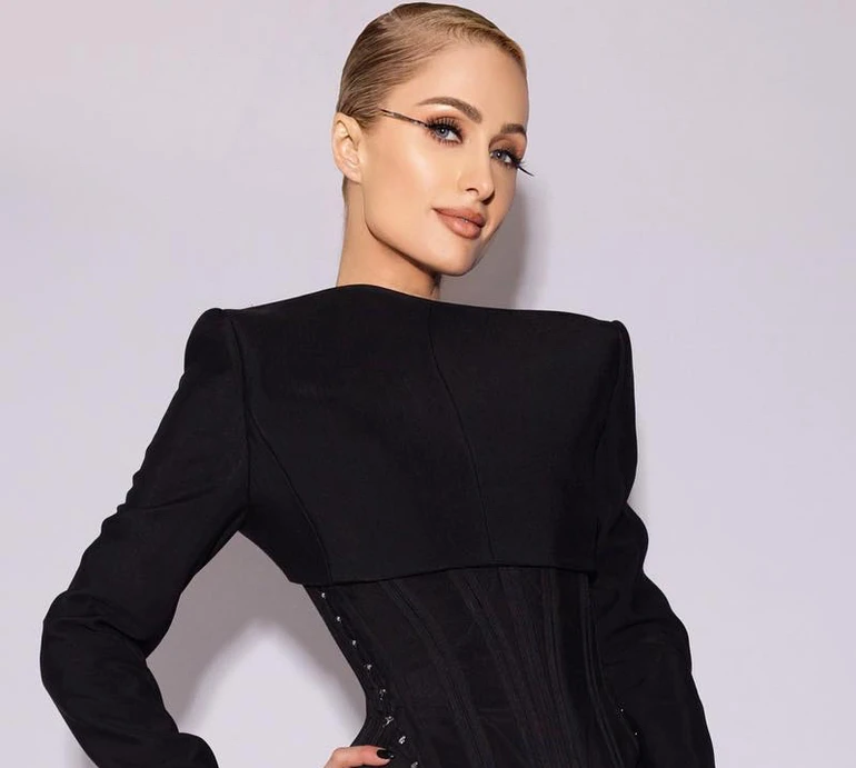 Хілтон в екстремальному міні посвітила тренованими ногами на подіумі. ФОТО