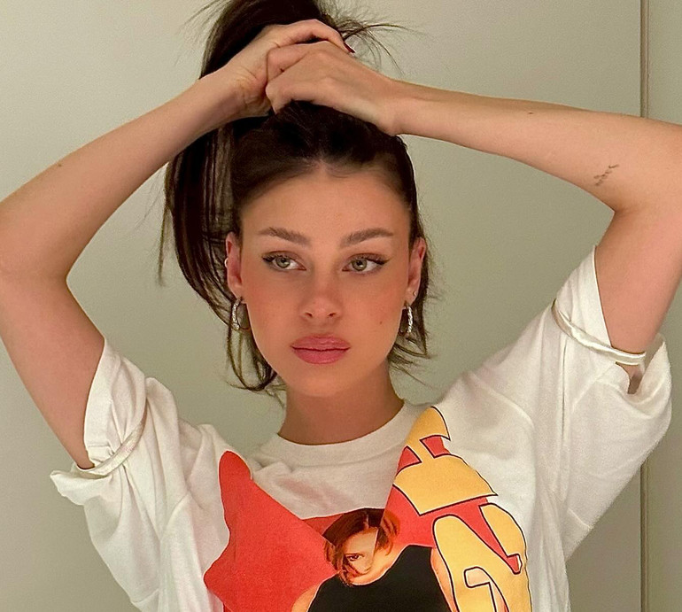 Невістка Бекхемів показалася у футболці із зображенням свекрухи, а та прокоментувала лук