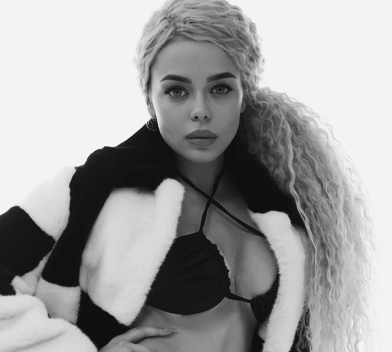 Гросу в шубі на спіднє та колготках посвітила принадами у передноворічній зйомці