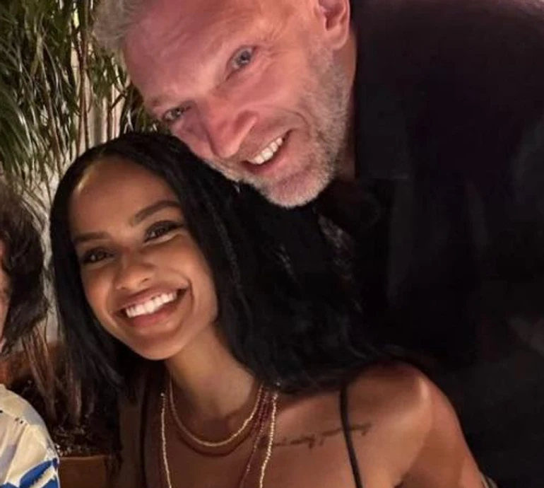 Як 57-річний Кассель дупцею коханої на пляжі милувався. Фото