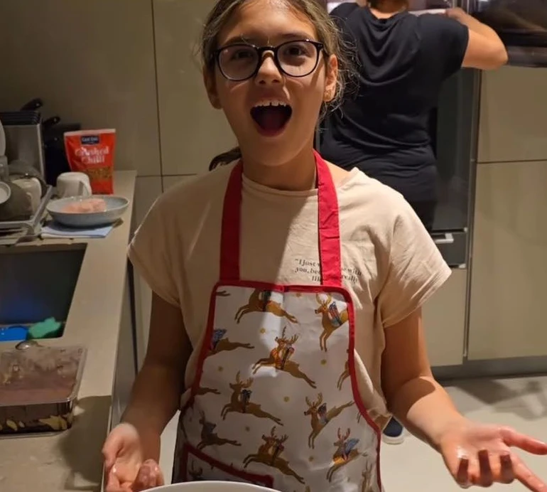 Кохані господині: Камалія помилувалася кулінарними розвагами дочок із нянею. Відео