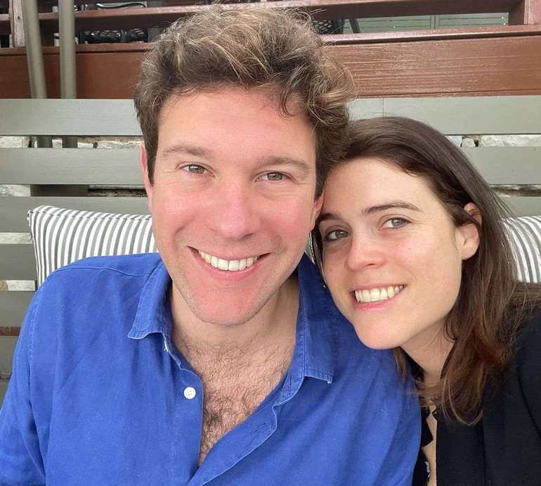 Коханого забагато не буває: принцеса Євгенія зазнімкувалася в футболці, розцяцькованій портретами чоловіка