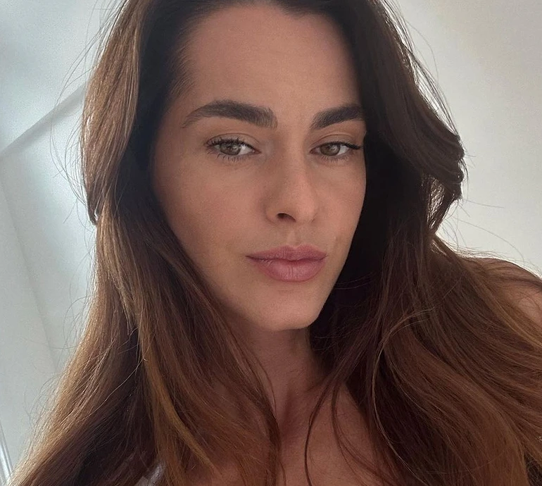 Міс Стефанко в яскравих лосинах показала прості вправи для підтягнутих ніг. Відео