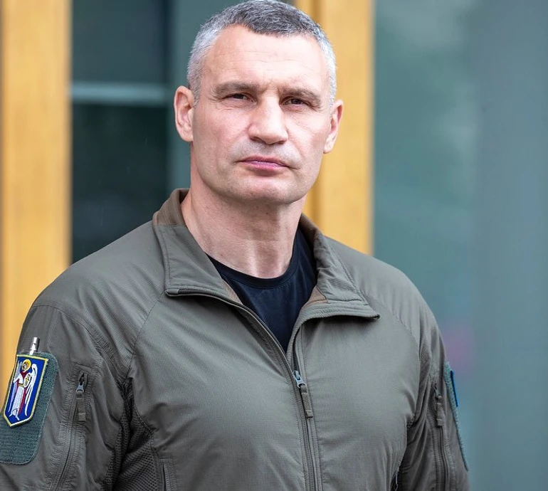 Мер Кличко у вишиванці попозував для селфі з ошатним жіноцтвом