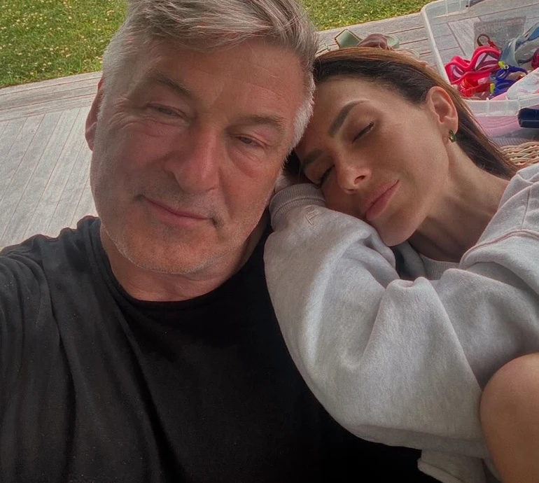 Пощастило мати тебе і наших дітей: Болдуїни зворушливо привітали один одного з 12-річчям шлюбу та пригадали весілля. Фото