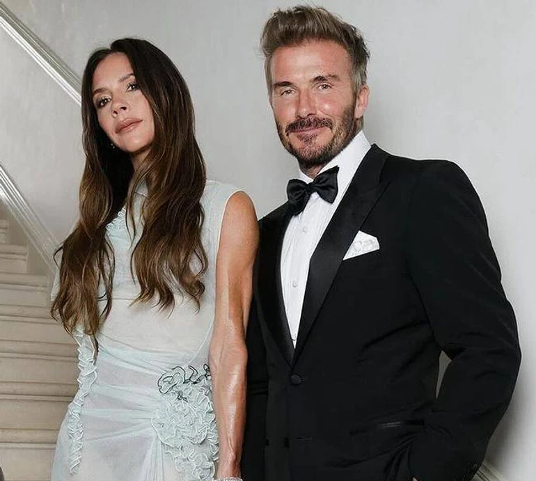 Як 25 років тому: Бекхеми вбралися у свої весільні луки для яскравого фото