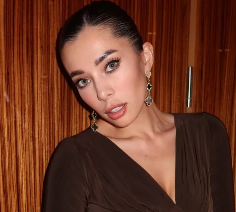 Неплях на пляжі випнула апетитні сідниці для звабних фото