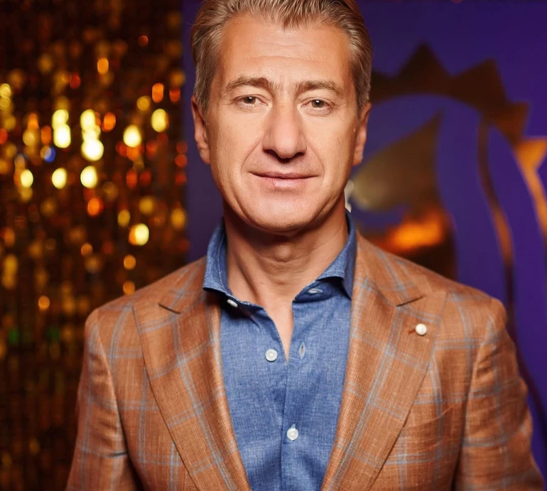 Дякую, що обрали своїм батьком: Нікітін вперше за довгий час показався з обома доньками. Фото