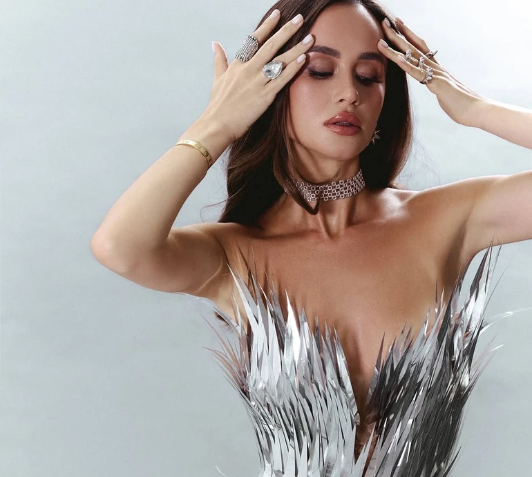 У своїй найкращій ері: Парфільєва у срібній сукні з розрізом до стегна наробила ефектних знімків на своє 31-річчя