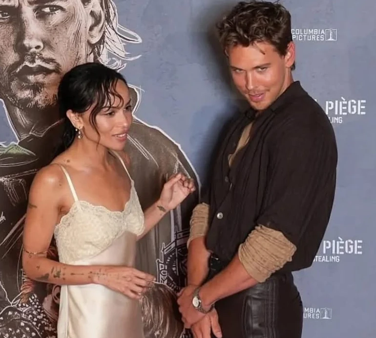 Після чуток про стосунки: Кравіц у білизняному міні та Батлер у шкіряних штанах мило попозували на хіднику. Фото