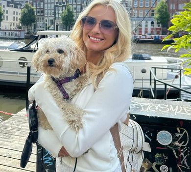 Приємні спогади: Федишин у міні показала, як з чоловіком і сином вигулювала песика на вулицях Амстердама. Фото