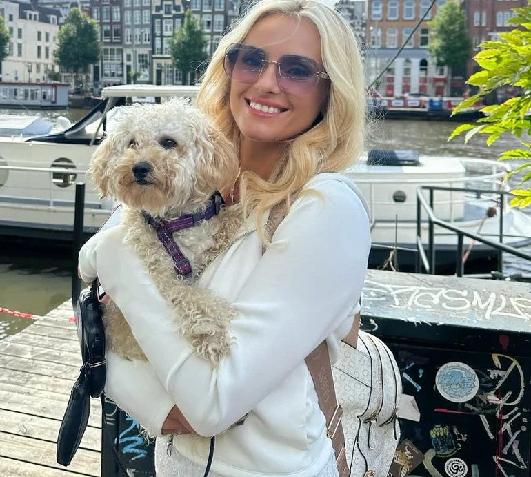 Приємні спогади: Федишин у міні показала, як з чоловіком і сином вигулювала песика на вулицях Амстердама. Фото