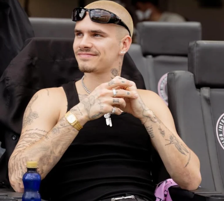 Син Бекхемів пройшовся подіумом у Парижі для відомого бренду та заселфився з коханою у ліфті