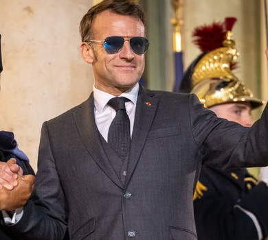 For sure: Макрон в авіаторах на економічному форумі в Давосі став мемом, а окуляри цього бренду розкупили. Відео