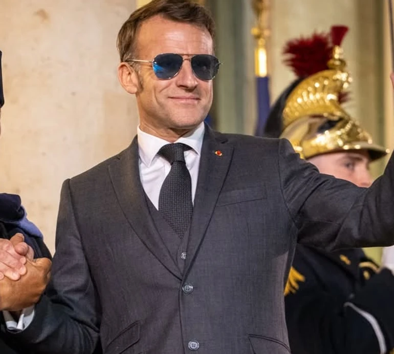 For sure: Макрон в авіаторах на економічному форумі в Давосі став мемом, а окуляри цього бренду розкупили. Відео