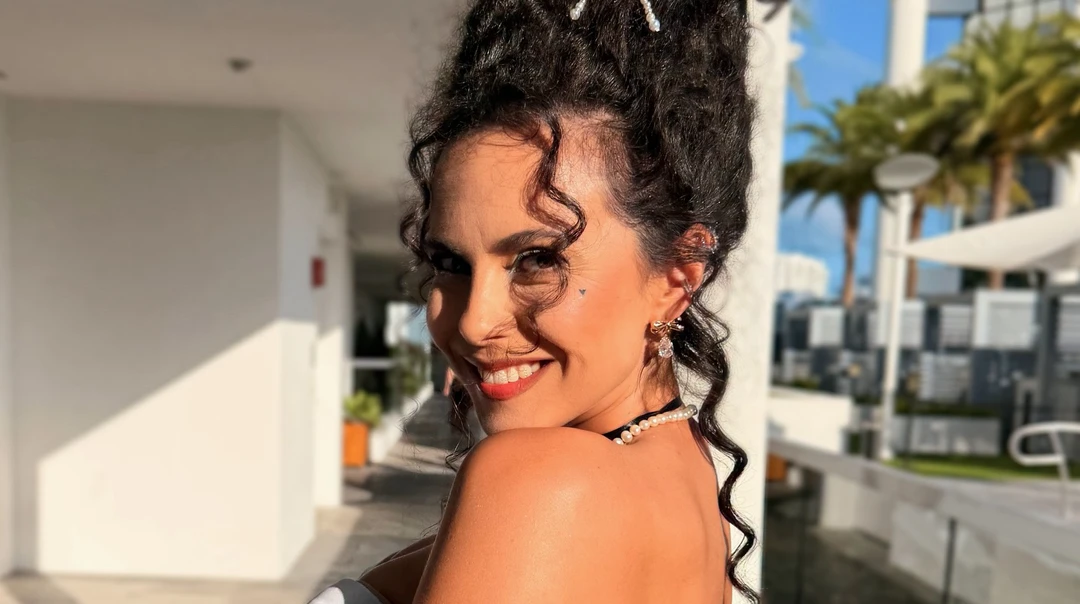 Каменських у корсеті з херувимами, хутрі та з начосом в стилі 18 століття стала спікеркою на форумі у Маямі