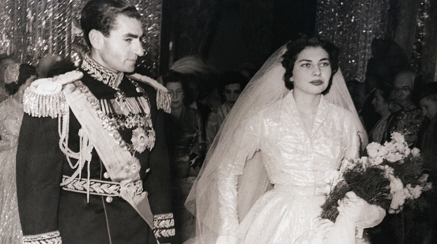 Пишні весілля, люксові бренди та світське життя наче в Парижі: три шлюби останнього шаху Ірану Мохаммеда Реза Пахлаві