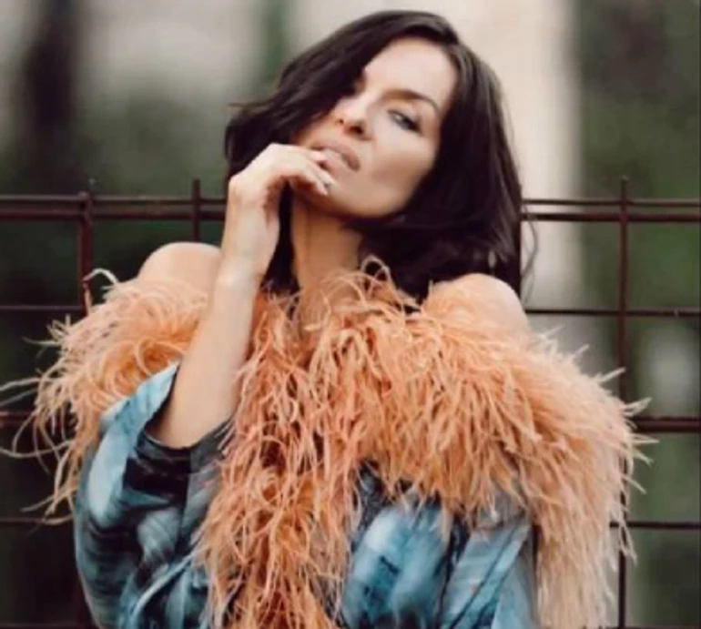 Мейхер почистила Instagram і залишила єдине відео себе в пір'ї та на підборах