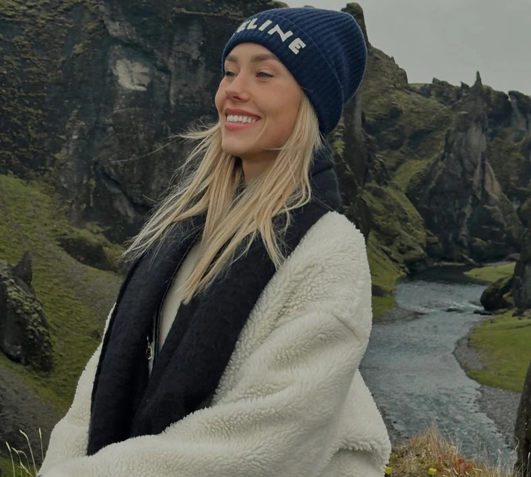 Мокра та брудна: Квіткова в купальнику наробила фото в ісландському термоджерелі