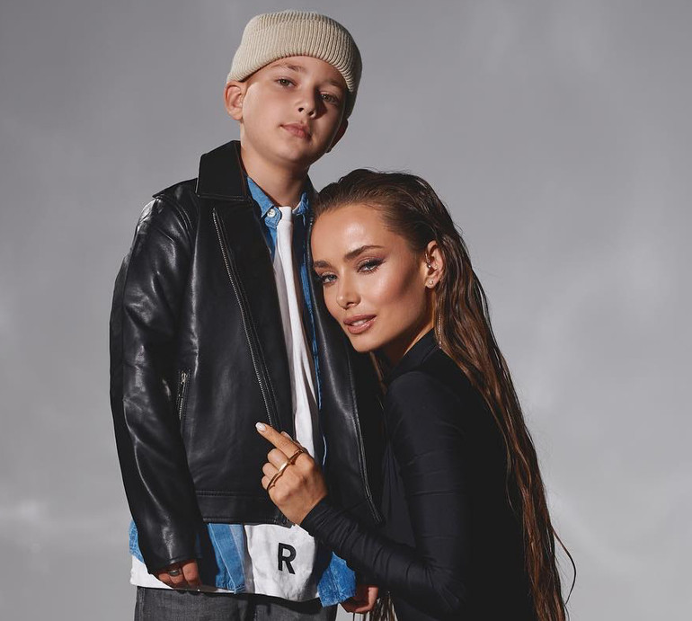 Мішина в обтислому ромпері станцювала з сином в екзотичній країні. Відео