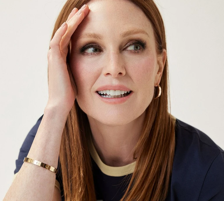 Джуліанна Мур у джинсах та шкіряному платті попозувала для глянцевого фотосету і розкрила секрет міцного шлюбу