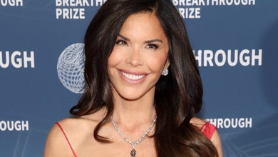 Наречена Безоса у сукні Софі Лорен та з клатчем-матрьошкою вручила премію науковцям