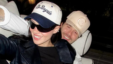 Син Бекхемів із дружиною показали цілунки та пристрасть на дивані в Лондоні. Фото