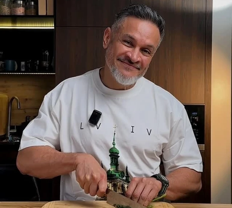 Легкий та смачний: Хіменес-Браво показав, як приготувати бутерброд із омлетом та начинками до сніданку