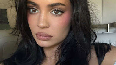 Кайлі Дженнер голі принади прикрила олівцями і помадами власного бренду. Фото