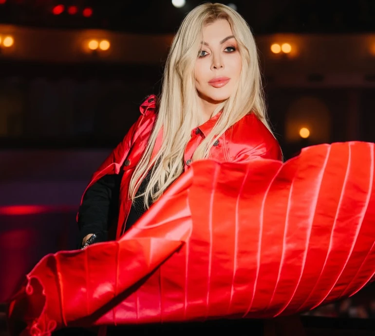 Брюнетка з каре і грайлива білявка: Білик здивувала яскравими образами на свята та новими зачісками. Відео