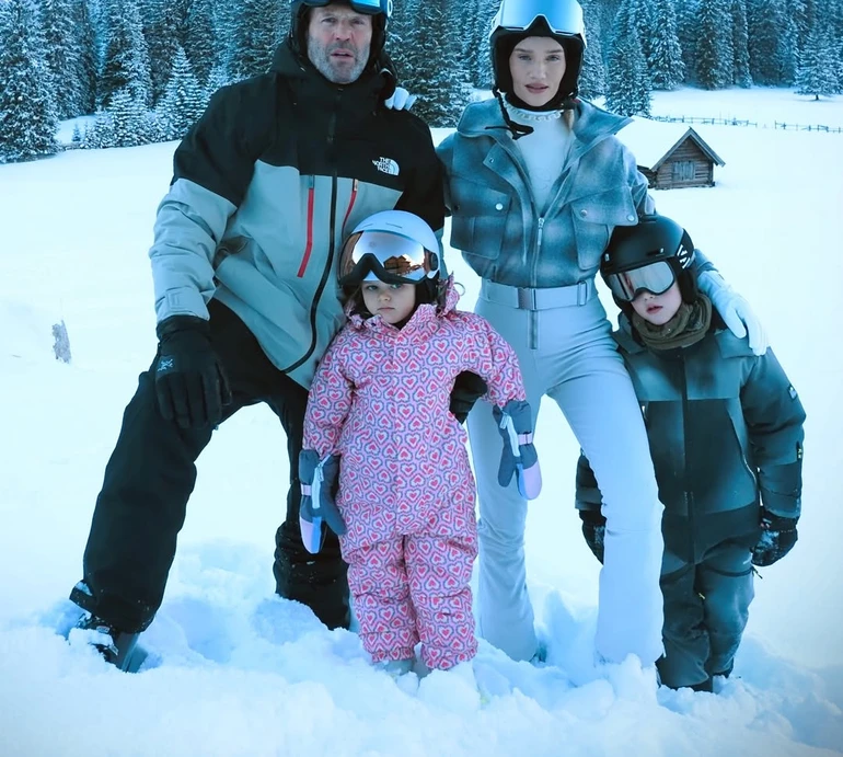 Дочка на санчатах і син на лижах: Стейтем із нареченою та дітьми показали свій активний відпочинок в Альпах. Фото