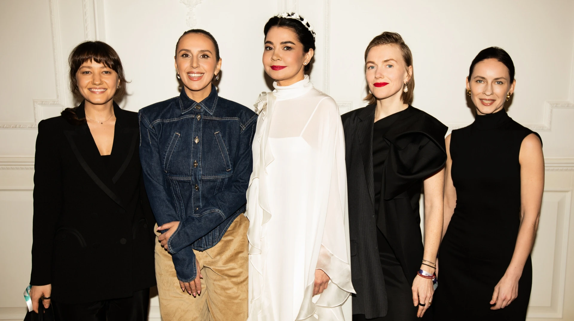 Квітування в об'єктиві фешн-фотографа: лауреатки премії УП100. Сила Жінок by LOVARE попозували в Театрі оперети