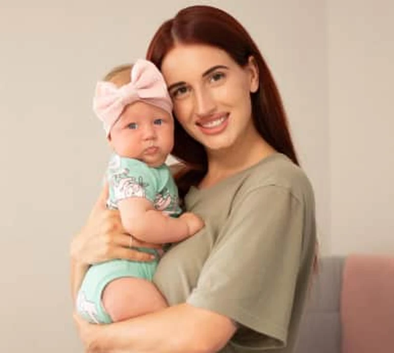 Афіні 4 місяці: Емеральд показала кумедну доню на руках у старшої сестри та коло песика