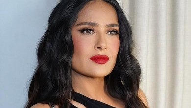 Трусики-кольчуга та обтисле мереживо: 58-річна Хаєк показала ще більше фото з гарячої зйомки в бікіні