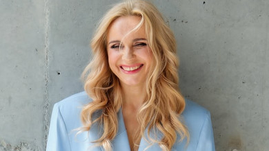 Ребрик у нюдових чоботах та жакеті оголила ніжки для фото коло вікна