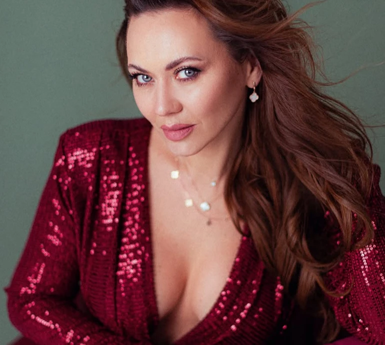 Саліванчук з 9-річним сином підкорила Говерлу і показалася на вершині з прапором. Фото