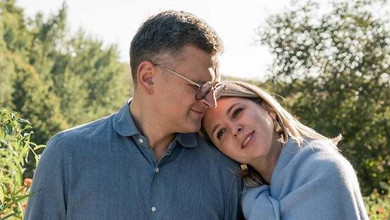 Своя ферма, келих червоного і не лише: кохана Кулеби зацілувала його в садку та поділилася мріями