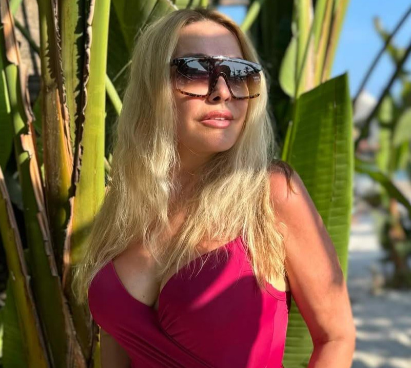 Що це за троянда серед пустелі?: Сумська у яскравому купальнику зчинила фурор у мережі