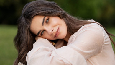 Невагома сукня з рюшами та гумові чоботи: дружина Остапчука попозувала для романтичних фото у полі