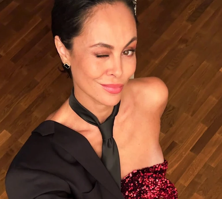 Колишня Кличка у сяючій сукні поспокушала стрункими ніжками на фестивалі бурлеску