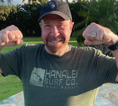 Виросли неймовірними людьми: Чак Норріс щемливо привітав дітей-двійнят з 24-річчям