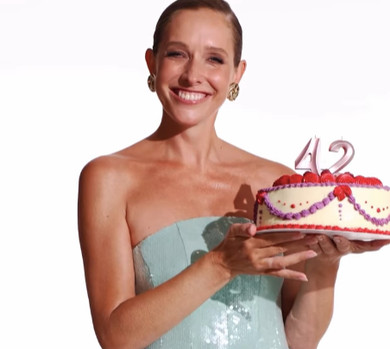 Все ще роблю дурниці: Осадча у блискітках та з розрізом до стегна наробила ефектних кадрів на своє 42-річчя. Відео