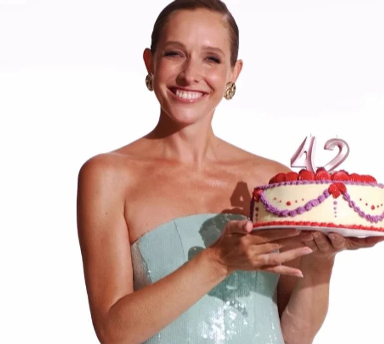 Все ще роблю дурниці: Осадча у блискітках та з розрізом до стегна наробила ефектних кадрів на своє 42-річчя. Відео