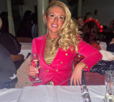 Дівочі розваги: дружина Ф'юрі показала, як з дочками наводили марафет для святкування 16-річчя старшої. Фото